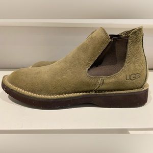Men’s Suede UGG Chelsea boots with Treadlite soles for comfort